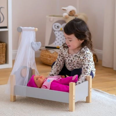 MyToys ORIGINALS Holz Puppenbett, Grau Mit Bettwäsche 2 MyToys ORIGINALS Holz Puppenbett, Grau Mit Bettwäsche – Bild 2