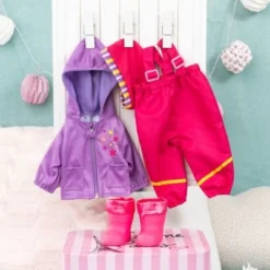 BAYER Puppenkleidung 38-42 Cm, Regenoutfit Rosa/lila 8 BAYER Puppenkleidung 38-42 Cm, Regenoutfit Rosa/lila -Spielzeugladen 25569464 03