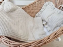 TinaForKids Puppenwiege Aus Weiden Mit Bettwäscheset, Puppenbett Braun/Weiß -Spielzeugladen 29721267 03