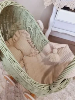 TinaForKids Puppenwagen Mit Bettwäscheset Aus Weiden Und Holz, Grün/Natur -Spielzeugladen 29721281 03