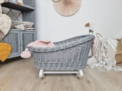 TinaForKids Puppenwiege Aus Weiden Mit Bettwäscheset, Puppenbett Grau/Rosa 2 TinaForKids Puppenwiege Aus Weiden Mit Bettwäscheset, Puppenbett Grau/Rosa – Bild 2