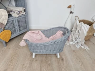 TinaForKids Puppenwiege Aus Weiden Mit Bettwäscheset, Puppenbett Grau/Rosa 3 TinaForKids Puppenwiege Aus Weiden Mit Bettwäscheset, Puppenbett Grau/Rosa – Bild 3